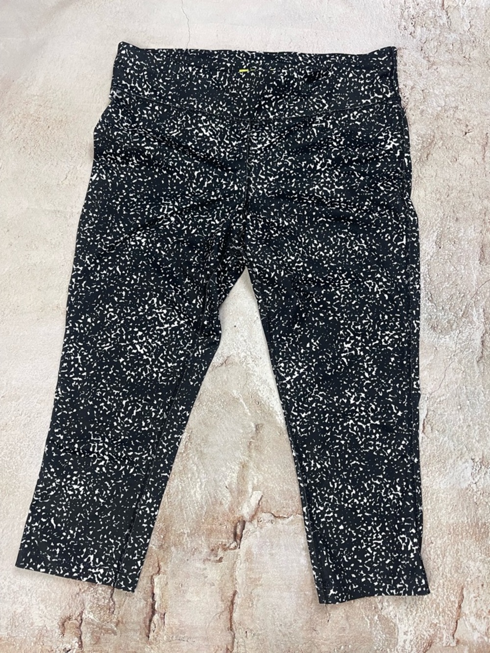 Xersion Black with White Speckle Print Capri Active Leggings